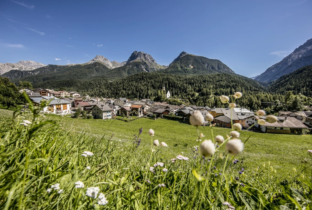 scuol-sommer-bergdorf-panorama-schweiz-c-andrea-badrutt-chur